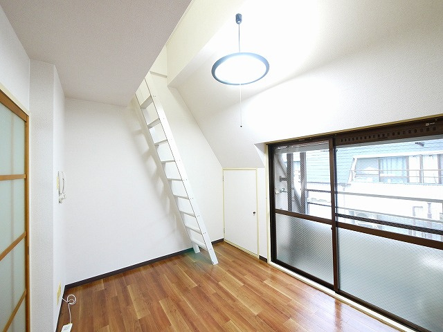 谷垣マンションの洋室|落ち着いた色調の洋室です