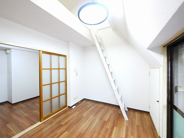 谷垣マンションの居間・リビング|使いやすいキッチンです