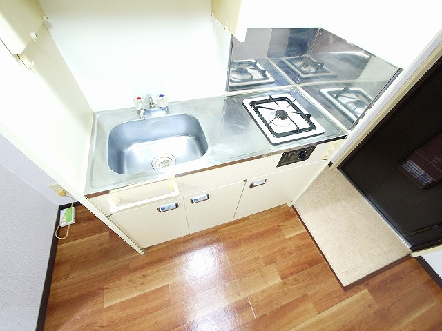 谷垣マンションのキッチン|コンパクトなキッチンで掃除もラクラク