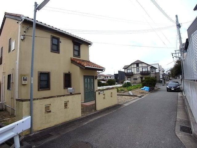 神戸市西区小山1丁目の前面道路含む現地写真|前面道路も6ｍとゆったり、駐車も楽々です。