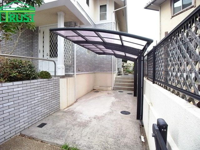 神戸市垂水区狩口台7丁目 中古戸建の駐車場|カーポートです、屋根もあり安心です。