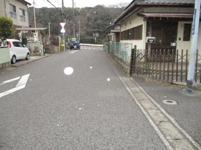 花見川区宮野木台４丁目　土地　建築条件なし　古家あり　角地の前面道路含む現地写真|前面道路含む現地写真です