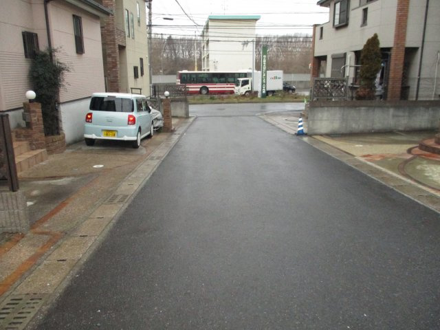 八千代市八千代台北１０丁目　中古戸建　３ＬＤＫ＋カースペース２台の前面道路含む現地写真|前面道路含む現地写真です　北東側約４．０ｍ私道