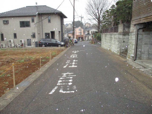 花見川区朝日ヶ丘４丁目　土地　全２区画　更地　建築条件なしの前面道路含む現地写真|前面道路含む現地写真です　　西側約５．９ｍ公道