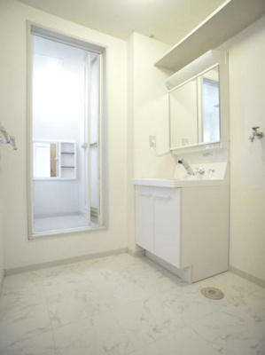 【洗面所】 | ラフォーレ・ハピネスB | 洗髪洗面化粧台と洗濯機置き場があります♪