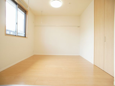【子供部屋】 | ヴィラーチェＱ | 便利な室内物干し付きの南側洋間です♪