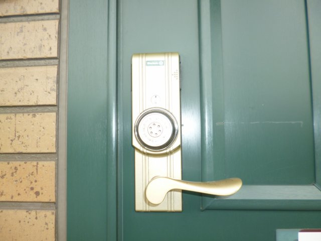 フレブラースの玄関