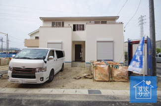 【外観】 | 2号棟　現地（2019年4月）撮影
足場外れました！人気の東南角地です！
敷地面積135.24㎡（40.91坪）。
駐車並列2台可能。