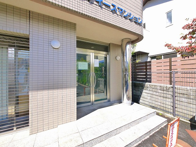 国際レディースマンションのエントランス|建物の内部です