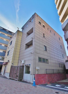 【外観】 | 通りから目の合うお部屋は無く、１階には美容室があります