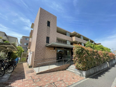 【外観】 | フォンテーヌ都筑 | グリーンライン「東山田」駅より徒歩9分！鉄筋コンクリートの3階建てマンションです♪通勤通学はもちろん、お買い物やお出かけにもGood☆