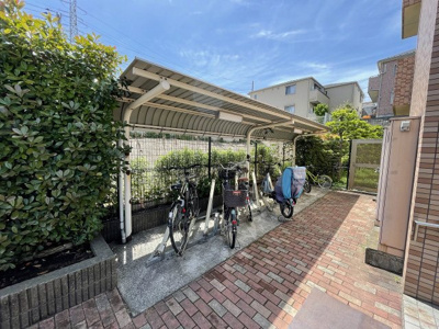【その他共用部分】 | フォンテーヌ都筑 | 屋根付きの駐輪場があるので雨が降っても大切な自転車が濡れません☆駅から自転車もオススメです♪