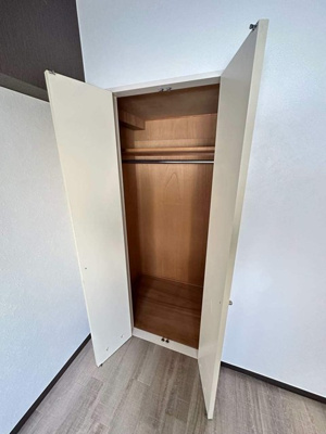 【収納】 | ヴァンクレールⅠ | 洋室4.7帖のお部屋にあるクローゼットです♪大切なお洋服もしわにならないようにハンガーがけができます☆