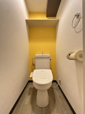 【トイレ】 | ヴァンクレールⅠ | トイレは温水洗浄便座付き♪人気のバストイレ別です♪小物を置ける便利な棚やタオルハンガーも付いています♪壁紙はビタミンカラーのアクセントクロス♪
