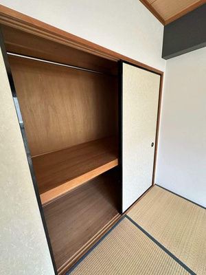 【収納】 | ヴァンクレールⅠ | 和室6帖のお部屋にあるクローゼットです！クローゼットが2ヶ所あるのが便利ですよね☆