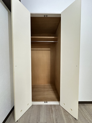 【収納】 | ヴァンクレールⅠ | 洋室4.7帖のお部屋にあるクローゼットです♪大切なお洋服もしわにならないようにハンガーがけができます☆