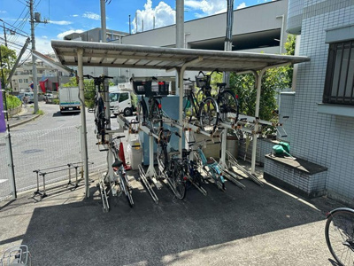 【その他共用部分】 | ヴァンクレールⅠ | 屋根付きの駐輪場で雨が降っても大切な自転車が濡れなくてすみます♪自転車はちょっとした移動手段に便利ですよね！