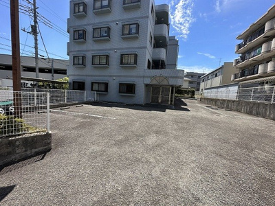 【駐車場】 | ヴァンクレールⅠ | いつでも目の届く敷地内に駐車場があります♪荷物がかさばりがちなお買物にも、敷地内駐車場があると便利ですよね☆