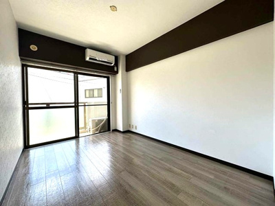 【洋室】 | ヴァンクレールⅠ | 南東向き洋室6帖☆バルコニーに繋がるお部屋です！エアコン付きで1年中快適に過ごせますね☆