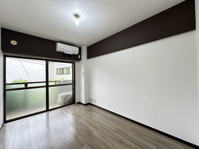 【洋室】 | ヴァンクレールⅠ | 南東向き洋室6帖☆バルコニーに繋がるお部屋です！エアコン付きで1年中快適に過ごせますね☆