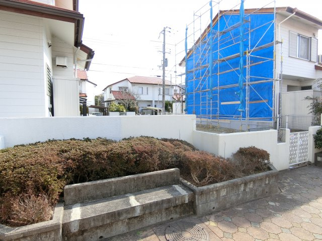 神戸市西区春日台１丁目土地の前面道路含む現地写真|通路にはベンチは植え込みもありとても落ち着いた雰囲気の町です
