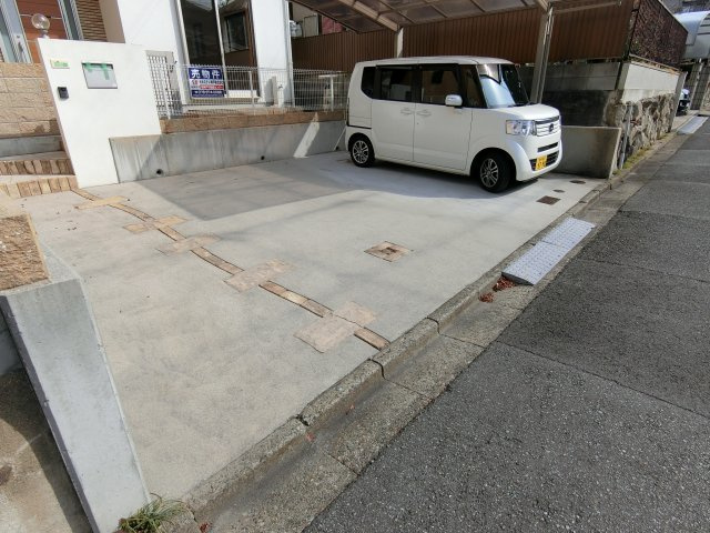 神戸市垂水区星陵台7丁目 中古戸建の駐車場|ガレージは楽々３台は駐車可能です