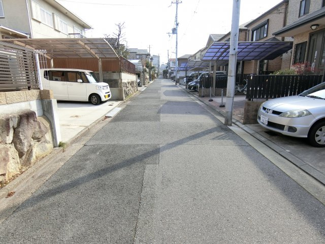 神戸市垂水区星陵台7丁目 中古戸建の前面道路含む現地写真|前道は広々６M道路です