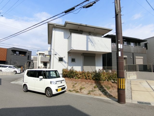 神戸市西区井吹台東町６丁目　中古戸建の前面道路含む現地写真|陽当たりよさそうです
