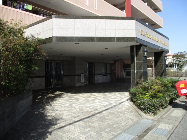 ダイアパレス幕張タイムズガーデン　花見川区幕張町１丁目　中古マンションのエントランス|段差がないので、車椅子の方にも配慮されています。