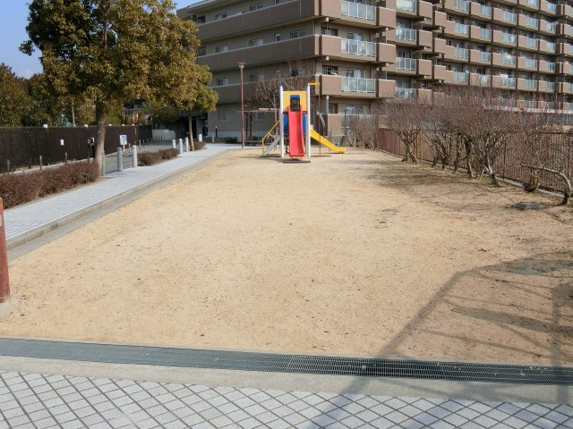 グラン・プレステージ神戸神陵台のエントランス|敷地入り口部にある公園　小さいお子様も安心です