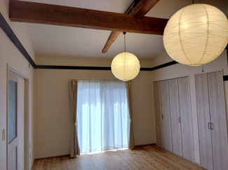 【洋室】 | 1階洋室12帖　梁と照明がおしゃれ　エアコン付です