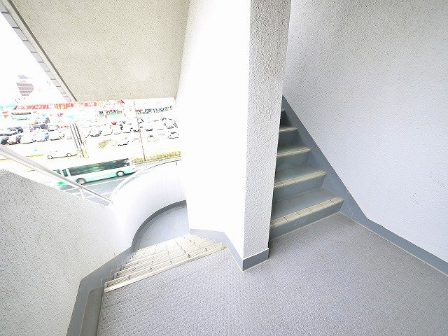 東亜シティプラザのその他共用部分|明るい共有スペース。