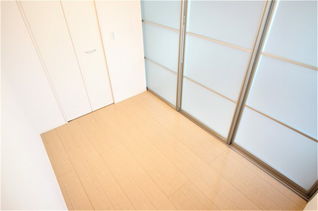 【洋室】 | ガアデンホームズ曙 | ★引き戸を閉めて頂いて寝室などにもお使い頂けます★