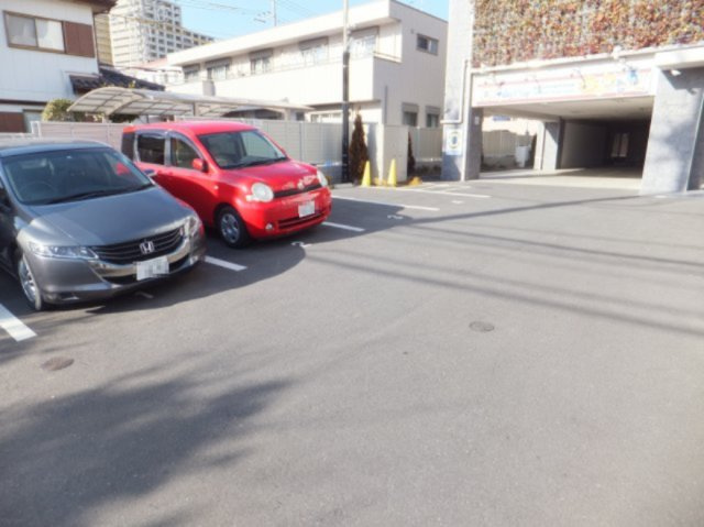 マリアージュ市川の駐車場