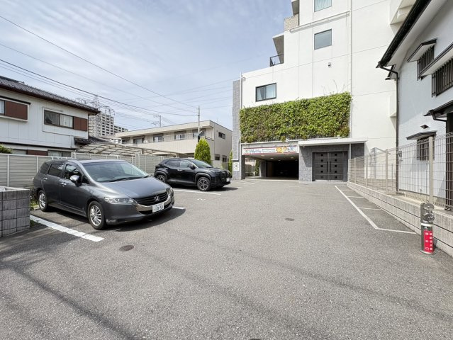 マリアージュ市川の駐車場