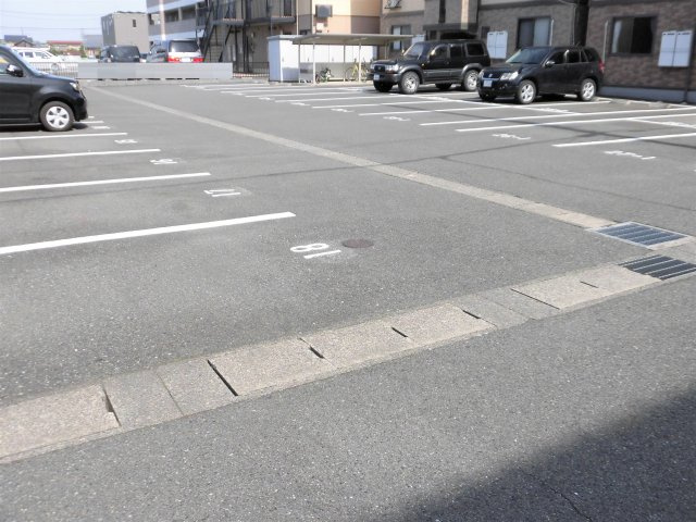 セジュール直江Aの駐車場
