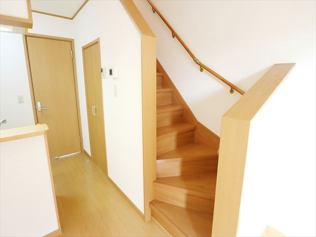 アーバンシャレー弐番館の内装|階段