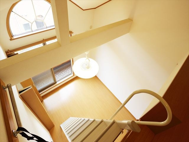 アーバンシャレー弐番館の内装|飾り窓とロフトが個性的です！