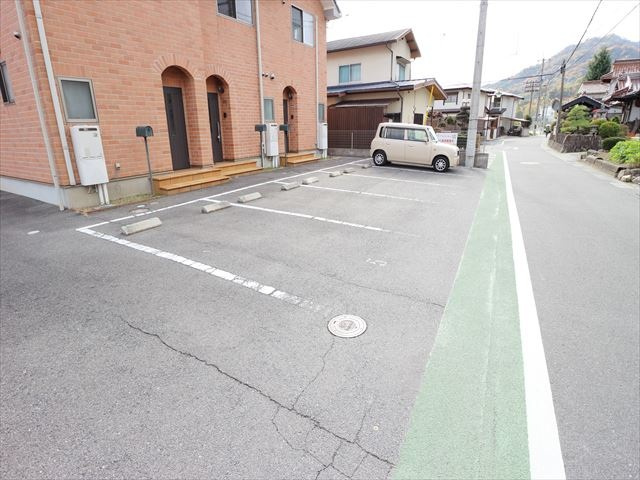 アーバンシャレー弐番館の駐車場
