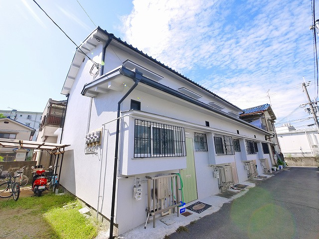南京終町テラスハウスの外観|レトロかつオシャレな外観です。