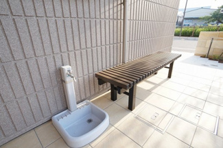 【その他共用部分】 | エントランス付近にあるペット足洗い場です