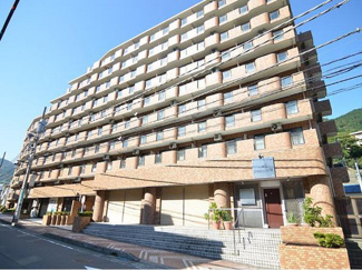 【外観】 | 東海道本線「湯河原」駅までバスで8分
バス停は当物件の目の前となっています