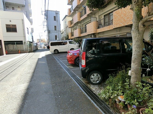 グランドハイム石野の駐車場