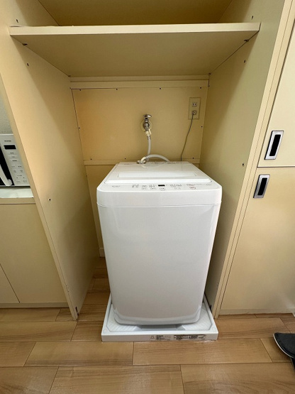 【設備】 | ロイヤルハイツ東海大前 | キッチンスペースにある洗濯機です♪上部に便利な収納棚を完備しています◎