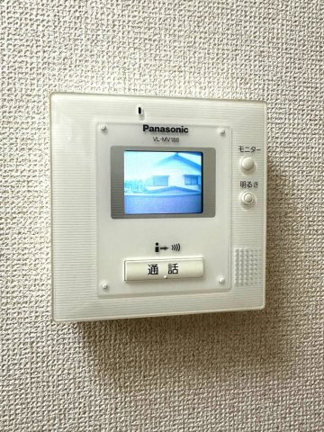 【設備】 | ロイヤルハイツ東海大前 | キッチンスペースにある洗濯機です♪上部に便利な収納棚を完備しています◎