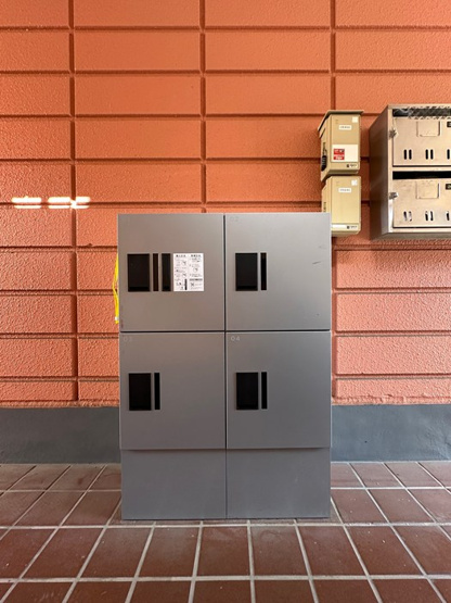 【その他共用部分】 | ロイヤルハイツ東海大前 | 共用エントランスには宅配BOXがあるので荷物の受け取りもスムーズに♪再配達の手間がかからないのが魅力♪