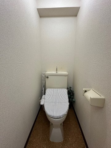 【トイレ】 | ロイヤルハイツ東海大前 | トイレは温水洗浄便座付き♪人気のバストイレ別です♪トイレが独立していると使いやすいですよね☆