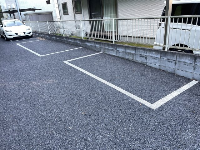ラルーチェの駐車場