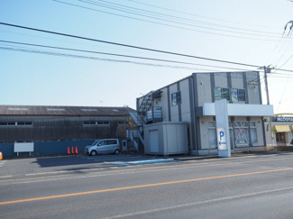 【外観】 | 建物と駐車スペースです。