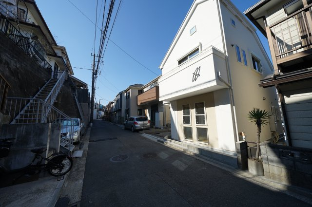 保土ヶ谷区仏向西 新築戸建て【成約】の前面道路含む現地写真|第一種低層住居専用地域の落ち着いた住環境です。